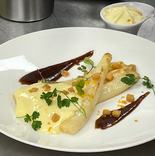 Asperges blanches sauce hollandaise