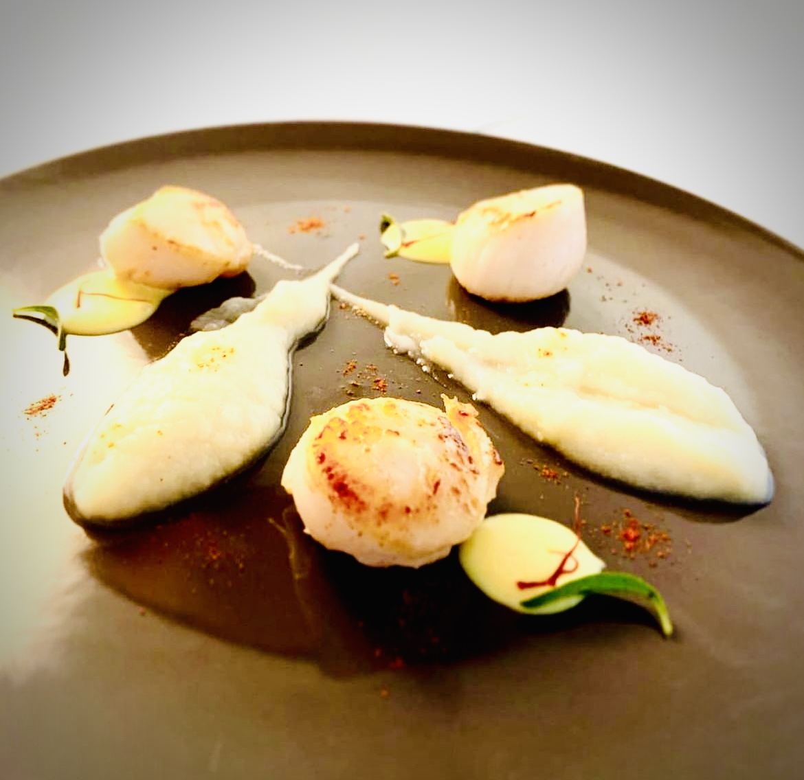 Noix de Saint-Jacques snackées, purée de panais