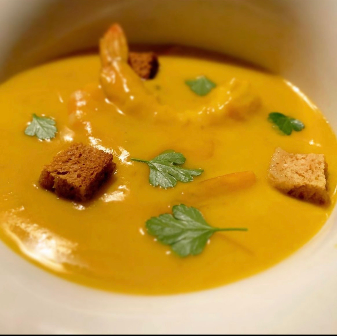Velouté de potimarron aux gambas et croûtons aillés