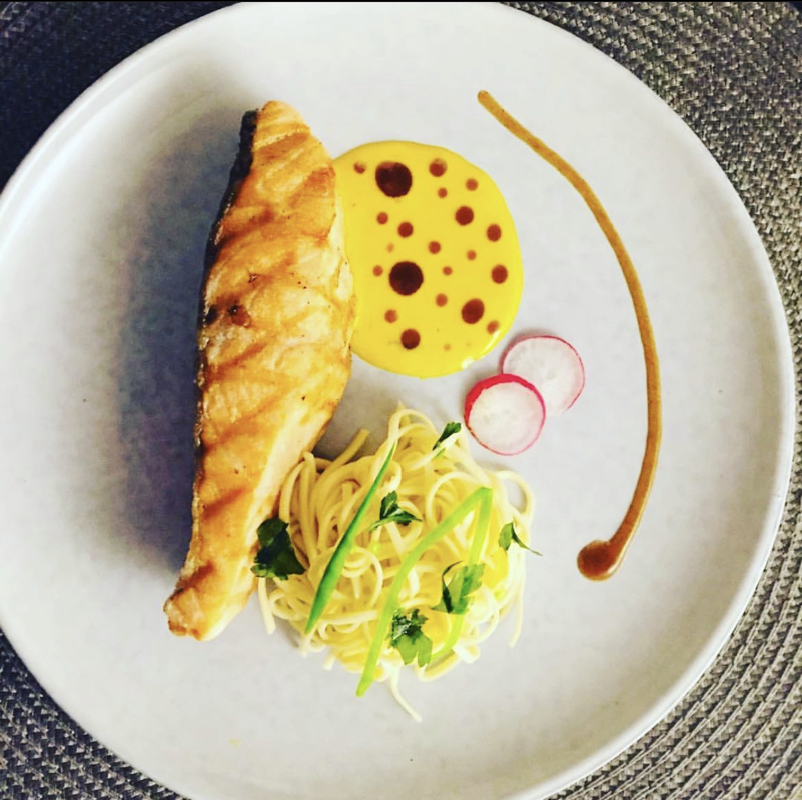 Saumon grillé crème de vanille perlée linguinis aux herbes