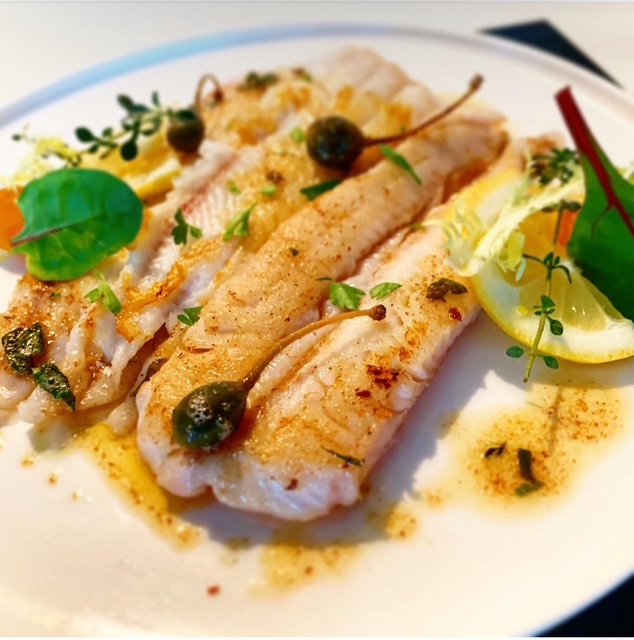 Filet d’églefin meunière doré avec pommes de terre sautées