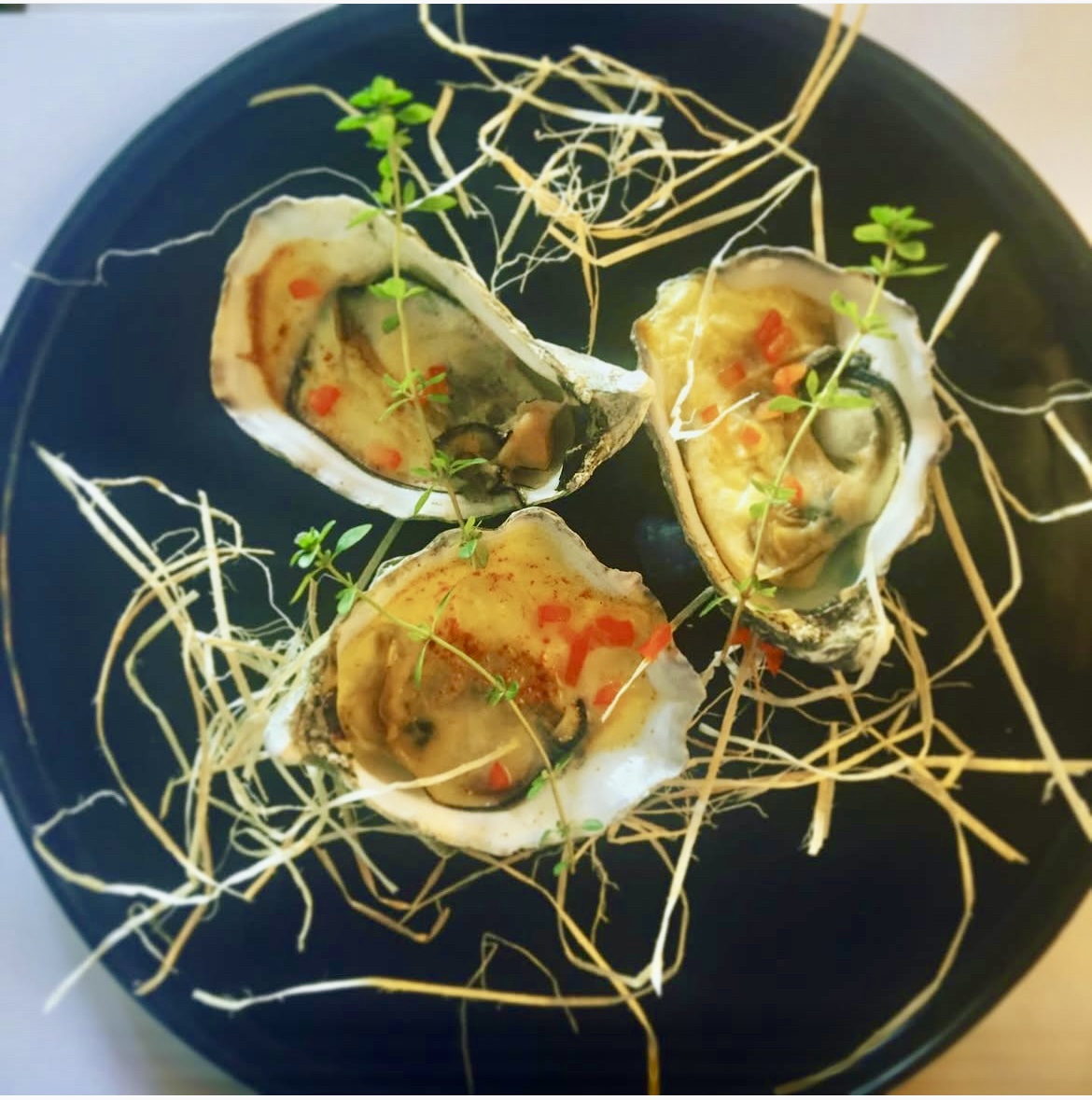 Huîtres gratinées au thym sur lit de gros sel