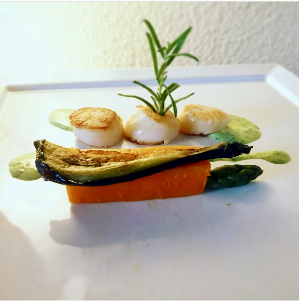 Noix de Saint‑Jacques snackées servies avec une sauce aïoli maison